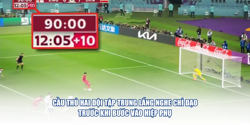 Luật Hiệp Phụ Trong Bóng Đá – Quy Định Và Cách Áp Dụng Cầu thủ hai đội tập trung lắng nghe chỉ đạo trước khi bước vào hiệp phụ