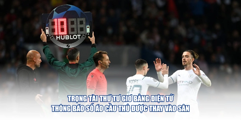 Luật Thay Người Đã Thay Đổi Ra Sao Qua Từng Giai Đoạn Trọng tài thứ tư giơ bảng điện tử thông báo số áo cầu thủ được thay vào sân